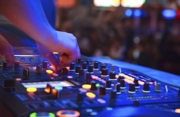 6 Tips for Hiring an Awesome Wedding DJ